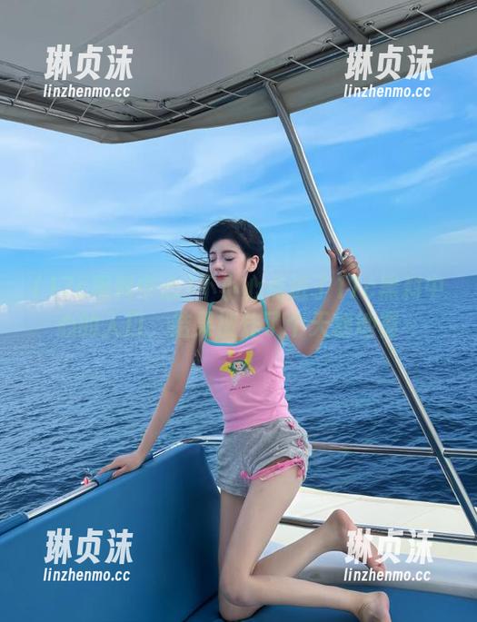 17c黑料中心 不小心点进了17c黑料中心的入口,结果被炸了个天翻地覆~