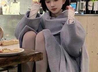 “hlw”的链接，洁白无瑕，瞬间让我生出了很多奇怪的想法…不如聊聊吧？